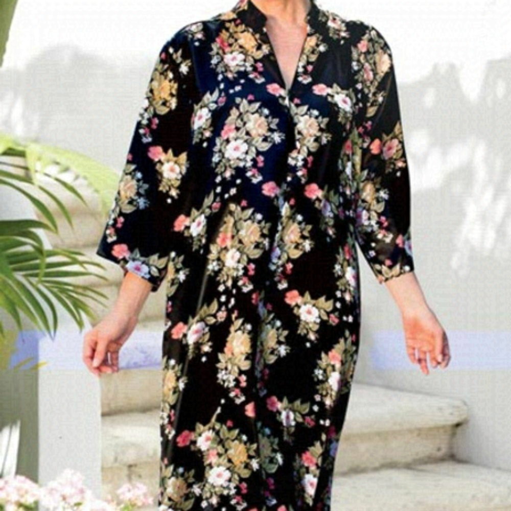 𝅺the Paragon Vintage Floral Black Mumu Robe